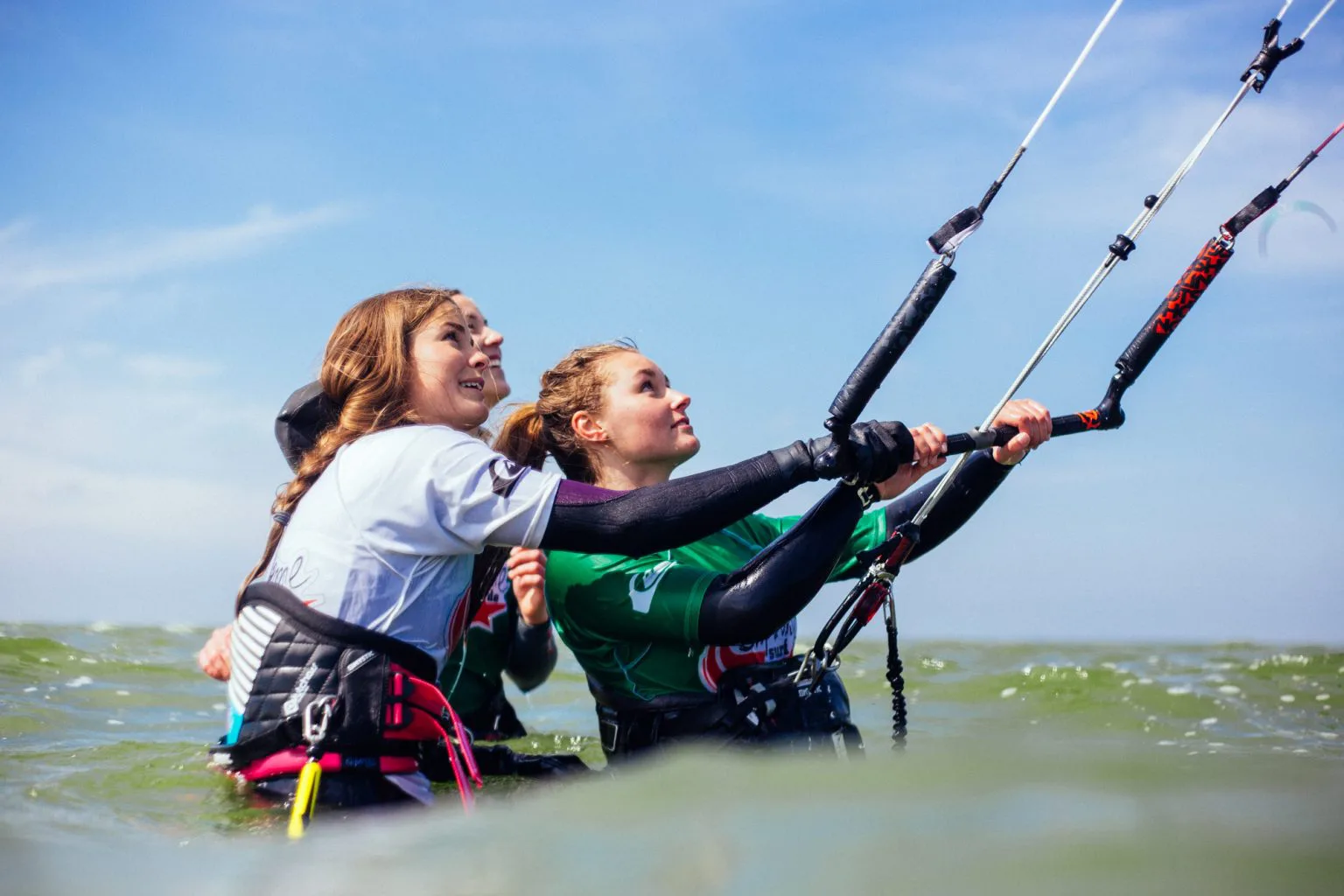 kitesurferinnen lernen kitesurfen